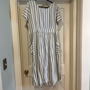 Short sleeve midi spring dress. Pockets!